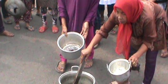 Tuntut Jokowi turun, ratusan ibu-ibu di Palembang masak batu