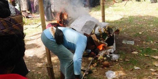 Penari yang tewas tertusuk keris dikremasi bersama topeng rangda