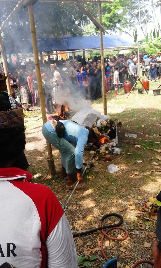 penari calonarang yang tewas tertusuk dikremasi