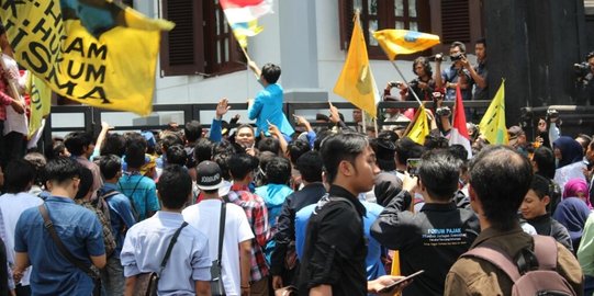 Satu tahun Jokowi-JK, puluhan mahasiswa geruduk Istana Bogor