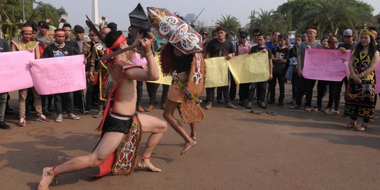 Demo setahun Jokowi-JK, mahasiswa gelar teatrikal tarian Dayak