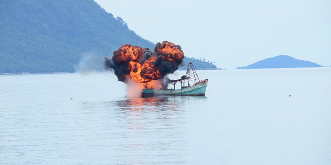 Menteri Susi tenggelamkan 3 kapal asing pencuri ikan di Batam