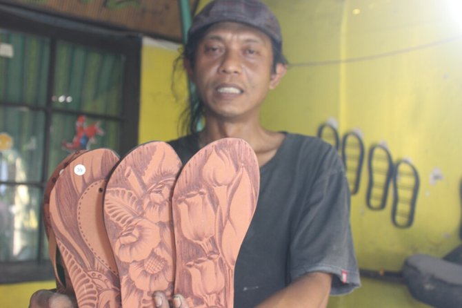  Ukir  bunga aneka karakter di sandal  Sigit kebanjiran 