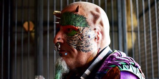 Ingin mirip kakatua, pecinta tato ini potong kedua telinganya