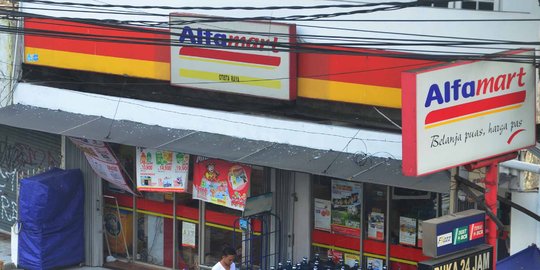 Nenek Hasna terekam CCTV mencuri minyak kayu putih di Alfamart