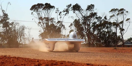 Menempuh jarak 3.000 Km di balapan mobil bertenaga surya Australia