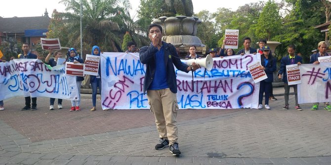 1 Tahun Jokowi, puluhan mahasiswa demo di Bundaran Catur Muka Bali