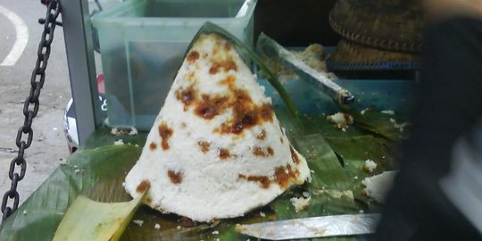 Awug, tumpeng dari tepung beras yang manis