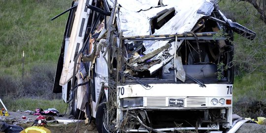 Tabrakan bus dengan truk fuso di Madiun, sopir & penumpang tewas