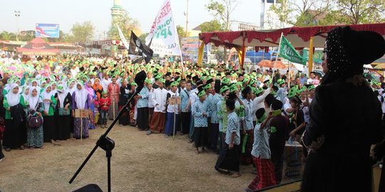 Peringati Hari Santri, puluhan ribu santri jalan sehat bersarung