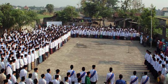 Hari Santri Nasional, ribuan santri di Kediri upacara pakai sarung