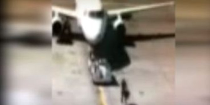 Video kocak pria ketinggalan pesawat nekat mengejar di landas pacu