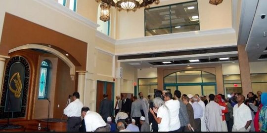 Di masjid California, jamaah Sunni-Syiah biasa salat bersama