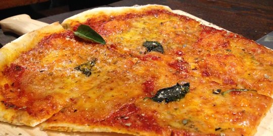 Pizza seperempat dengan guyuran keju menggoda