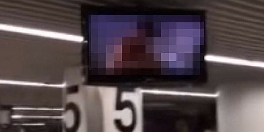 [Video] Bandara putar film porno saat penumpang tunggu bagasi