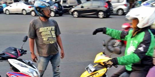 Bentrok pengendara GO-JEK dan ojek pangkalan Bandung, satu luka