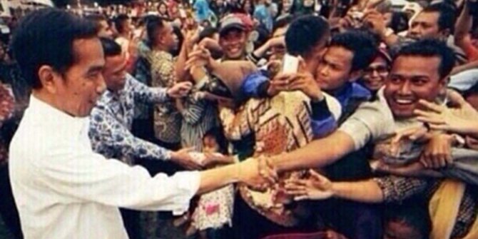 Foto Lucu Prabowo vs Jokowi Ada yang lucu  di foto  Jokowi  ini apa coba merdeka com