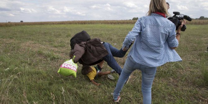 Karirnya tamat, wartawan Hungaria gugat pengungsi yang dia tendang