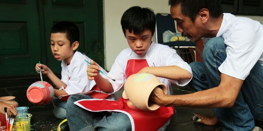 Anak berkebutuhan khusus unjuk kreativitas dengan menghias keramik