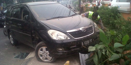 Diduga mengemudi mobil sambil mabuk, polisi tabrak pagar restoran