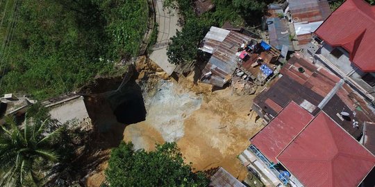 Mengerikan, lubang raksasa ini telan empat rumah warga