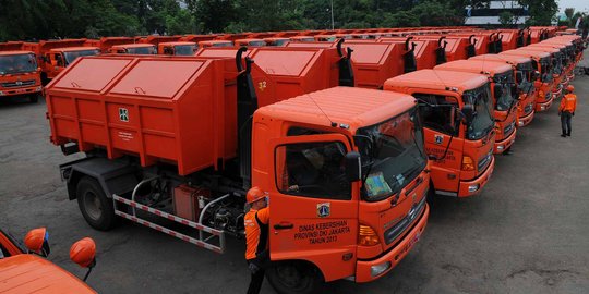 Warga Bekasi keluhkan truk sampah Jakarta bau dan bikin macet