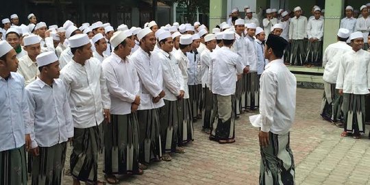 Cerita-cerita asmara di pesantren yang bikin para santri tersipu