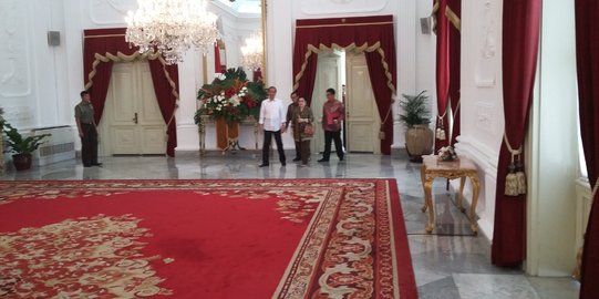 Sambangi Istana, Megawati salami Jokowi dua kali