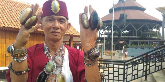 Engkong Salim, aki-aki pecinta akik, bisa pakai 50 buah sekaligus