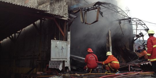Puluhan orang dievakuasi dari Inul Vizta Manado yang terbakar