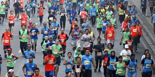 Asmara Bara & Tria Ningsih juarai kelas 42 Km Jakarta Marathon 201