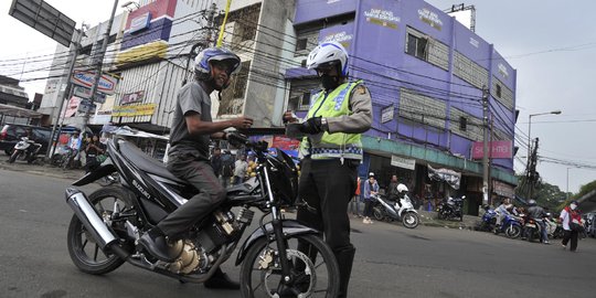 Ditanya surat perintah, polisi ini perlakukan warga laiknya penjahat