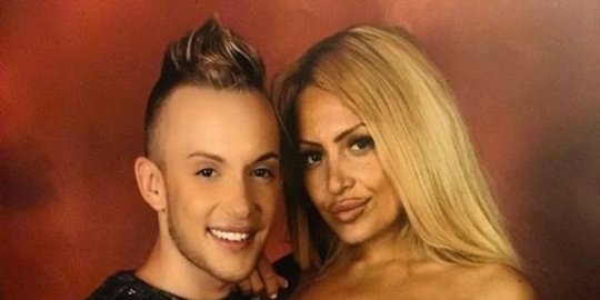 Pasangan ini habiskan Rp 4 miliar demi mirip boneka Barbie dan Ken