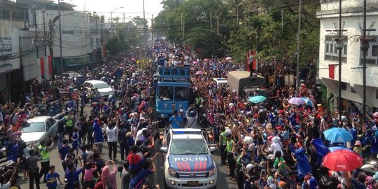 Masyarakat se-Bandung Raya iringi pawai Persib Bandung