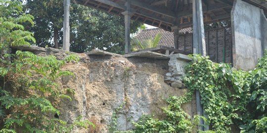 Tak kunjung diperbaiki, turap ambrol di Buleleng cuma difoto aparat