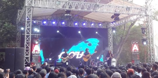 Pemuda-pemudi padati konser musik di hutan Kota Bandung