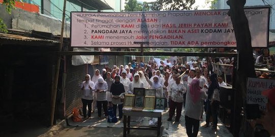 Ibu-ibu berbaju putih blokir jalan tolak pengosongan kompleks zeni