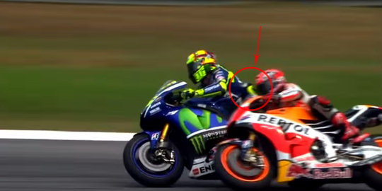 Video: Detik-detik Valentino Rossi tendang Marquez hingga 