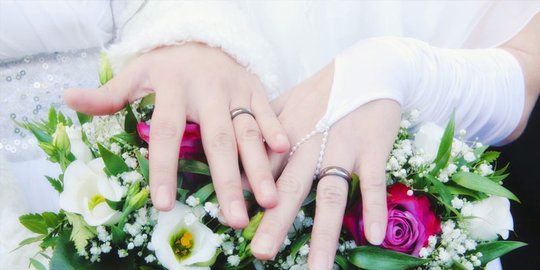 Mengapa cincin kawin digunakan di jari manis?