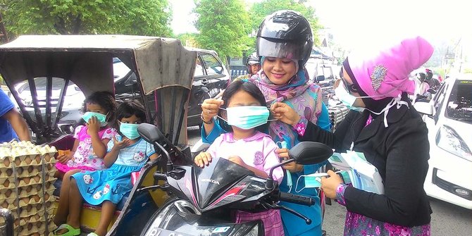 Kabut asap selimuti Aceh, aktivis perempuan bagikan 1.000 masker