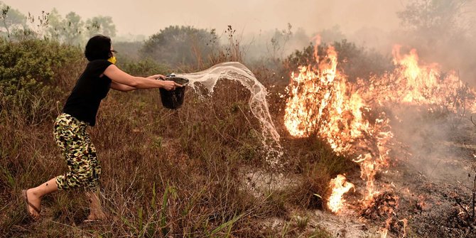 Perjuangan warga padamkan kebakaran hutan dengan alat seadanya