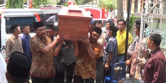 Tangis keluarga sambut kedatangan jenazah Aris di rumah duka