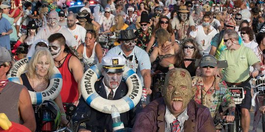 Ribuan 'zombie' bersepeda bikin heboh jalanan Florida
