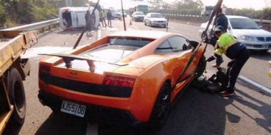 Apes, Lamborghini Gallardo hasil pinjam teman ini malah kecelakaan