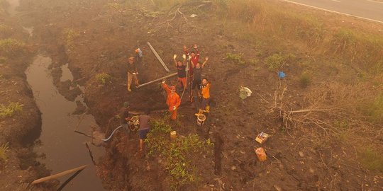 Aksi heroik relawan padamkan api kebakaran lahan tuai pujian