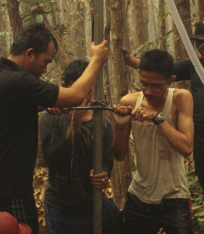 aksi relawan dan tni padamkan kebakaran hutan dan lahan tuai pujian