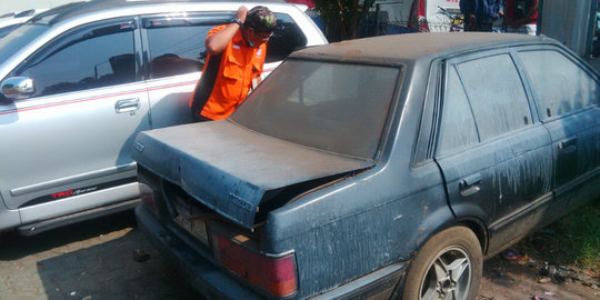 Mayat pria dalam bagasi sedan Mazda gegerkan warga Caringin Bandung