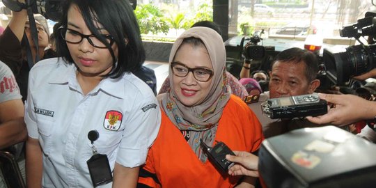 Berkerudung coklat, Dewie Limpo jalani pemeriksaan di KPK