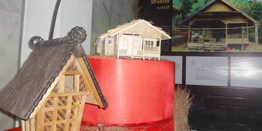 Lihat pameran miniatur rumah  adat  yuk di Monpera Bandung  