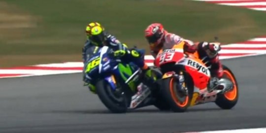 5 Aksi salip paling menegangkan Rossi vs Marquez di MotoGP